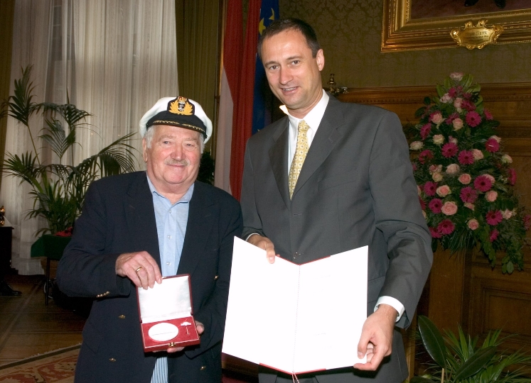 Überreichung der Ehrenmedaille der Bundeshauptstadt Wien in Silber an Oscar Klein durch StR. Dr. Andreas Mailath-Pokorny
