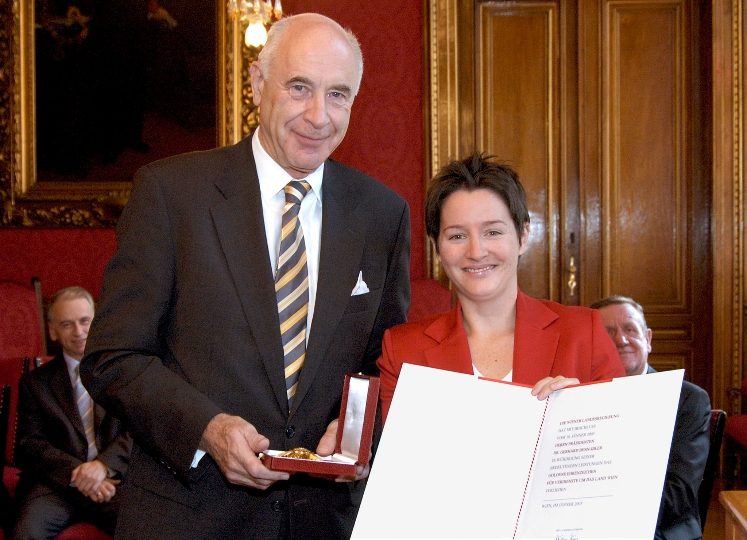 StR. Mag.a Sonja Wehsely überreicht Dr. Gerhard Benn-Ibler das Goldene Ehrenzeichen für Verdienste um das Land Wien