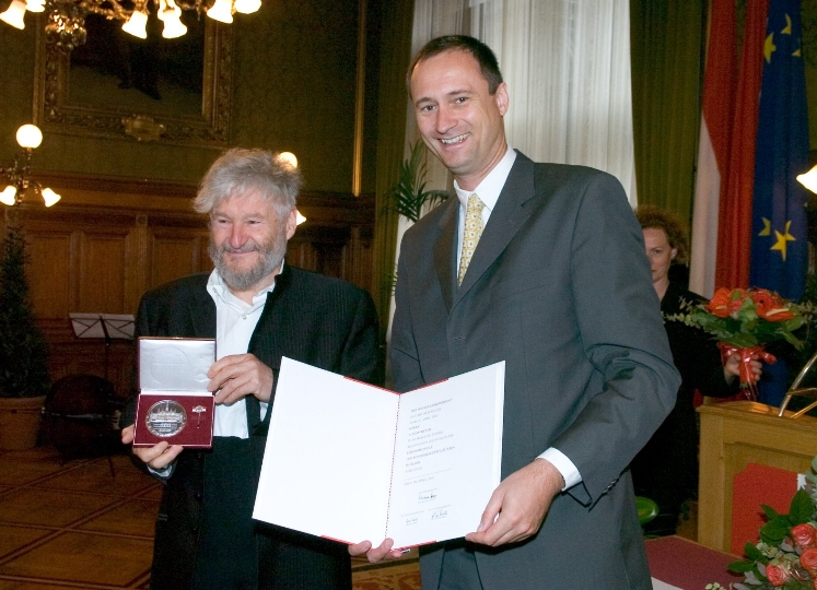 Überreichung der Ehrenmedaille der Bundeshauptstadt Wien in Silber an Achim Freyer durch StR. Dr. Andreas Mailath-Pokorny