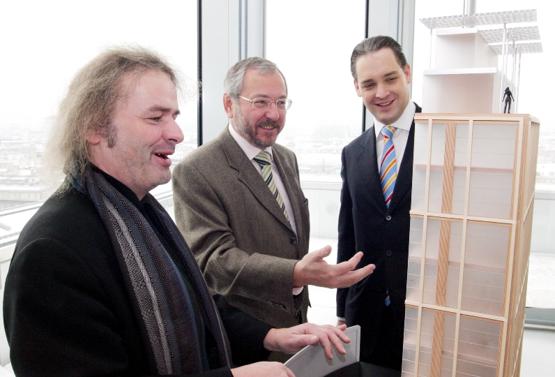 v.li.n.re.: Arch. Martin Kohlbauer, StR. DI Rudolf Schicker und Johann Breiteneder (Bauherr) präsentieren das neue Projekt