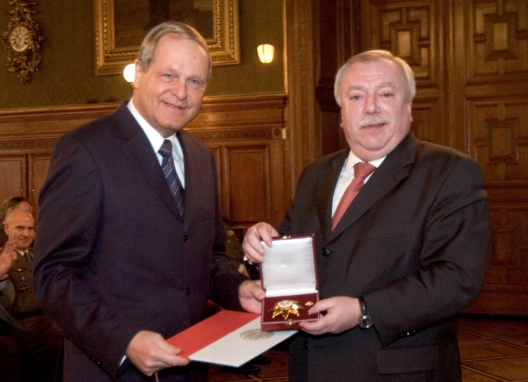 Überreichung des Goldenen Ehrenzeichens für Verdienste um das Land Wien an Oberst i.R. Udo Liwa durch Landeshauptmann Dr. Michael Häupl