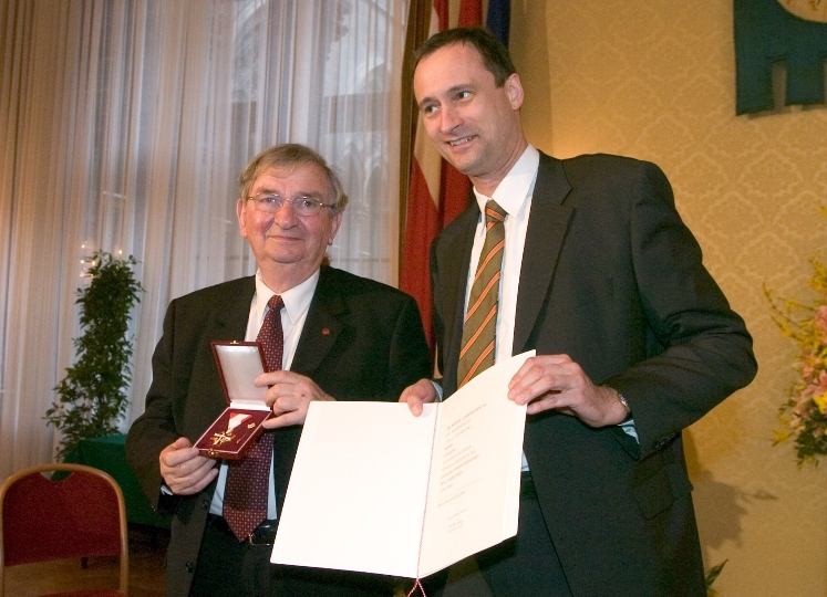 Überreichung des Goldenen Verdienstzeichens des Landes Wien an Ari Rath durch StR. Dr. Andreas Mailath-Pokorny