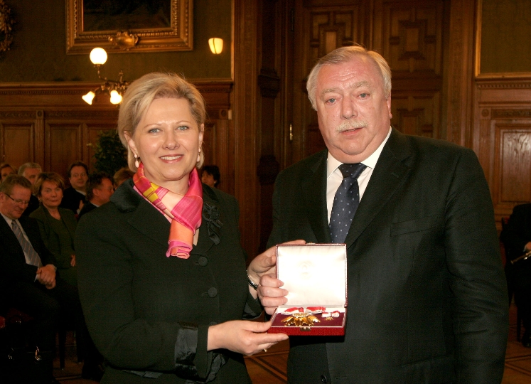 Überreichung des Goldenen Ehrenzeichens für Verdienste um das Land Wien an Komm.Rat Brigitte Jank durch Bürgermeister Dr. Michael Häupl