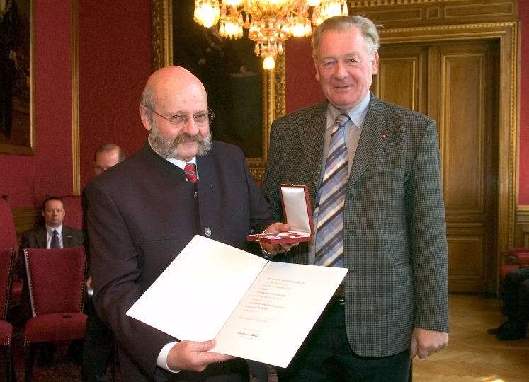 Überreichung des Silbernen Ehrenzeichens des Landes Wien an Peter Ledl durch Johann Hatzl
