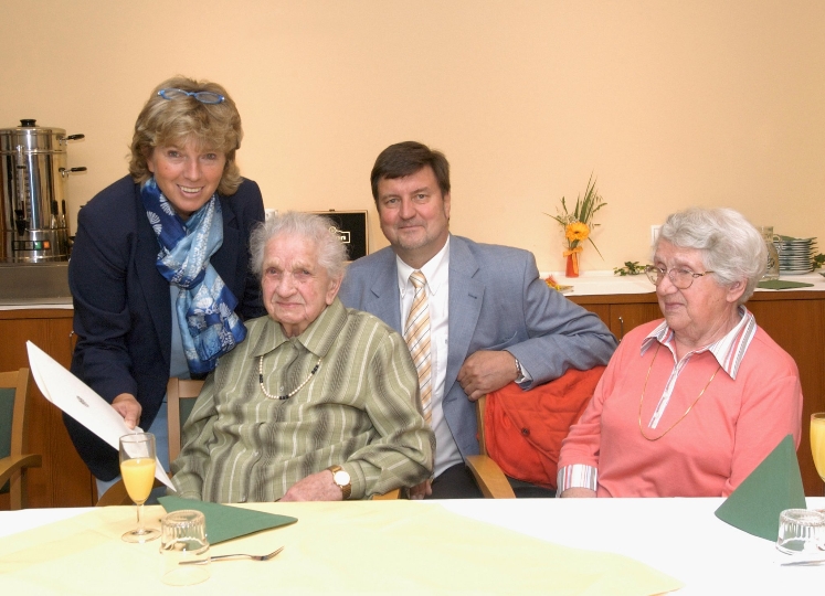 Vbgm. Grete Laska und BV Manfred Wurm gratulieren Hermine Hinner zum 107. Geburtstag, rechts ihre Tochter
