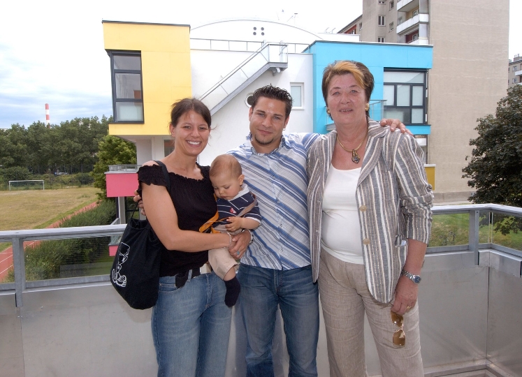 BV Renate Angerer bei der Schlüsselübergabe an eine Familie der neuen Wohnhausanlage