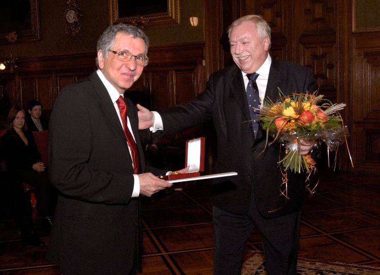Landeshauptmann Dr. Michael Häupl überreicht an Senatsrat i.R. DI Dr. Kurt Ricica das Goldene Ehrenzeichen für Verdienste um das Land Wien