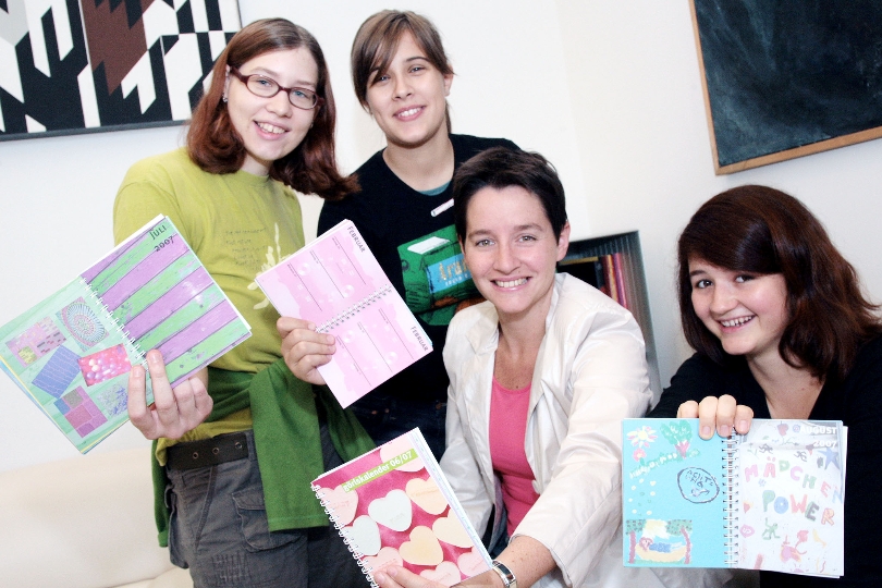 StR. Mag.a Sonja Wehsely präsentiert mit Mädchen den neuen görlskalender
