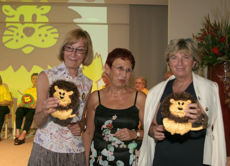 v.li.n.re.: GF Edith Piroska, Direktorin Adelheid Scheidl und Präsidentin Grete Laska präsentieren das Maskottchen "LEO"