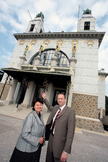 StR. Mag.a Renate Brauner und StR. Dr. Andreas Mailath-Pokorny präsentieren die generalsanierte Otto-Wagner-Kirche