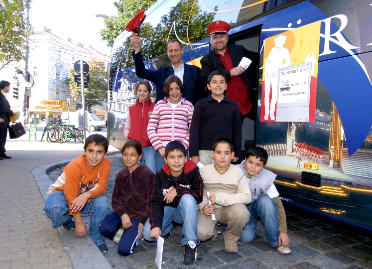 StR. Dr. Andreas Mailath-Pokorny und Dschungel-Chef Stefan Rabl mit Kindern bei der Premierenfahrt im "Dschungel Wien Bus"