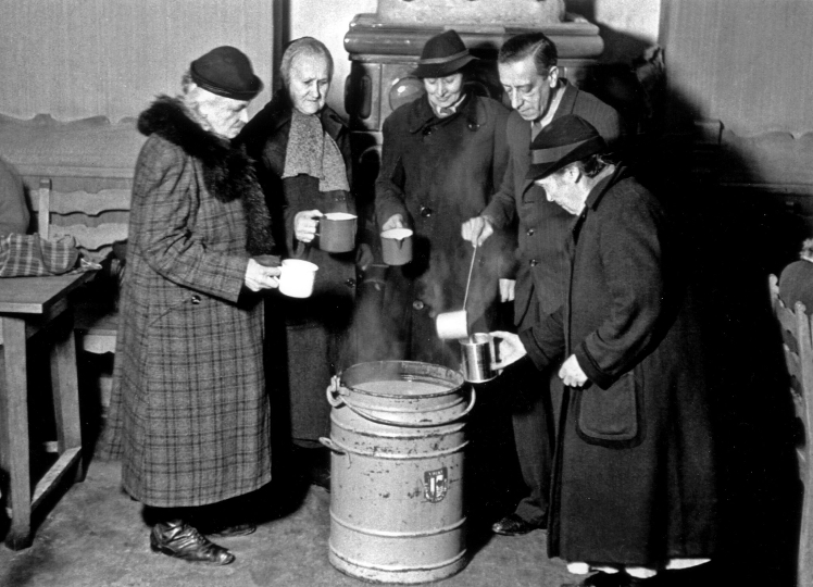 In den Wärmestuben waren Suppe oder ein Heißgetränk begehrt gegen den allgegenwärtigen Hunger und die Kälte