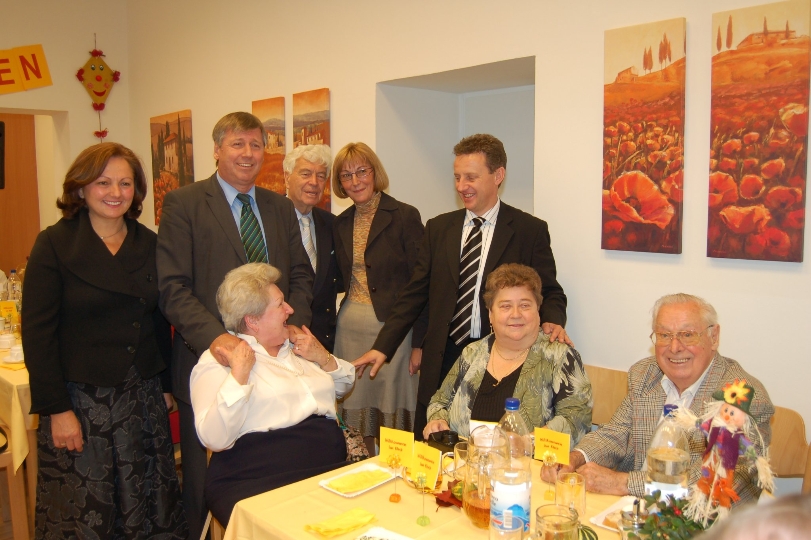 Bezirksvorsteher Erich Hohenberger eröffnete in der Weißgerberlände 56 den mittlerweile zehnten "Seniorentreff" Wien′s