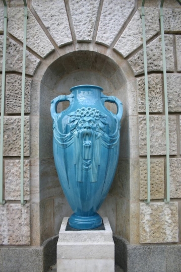 Die originalgetreu wiederhergestellten Vasen stehen wieder an ihren vorgesehenen Plätzen