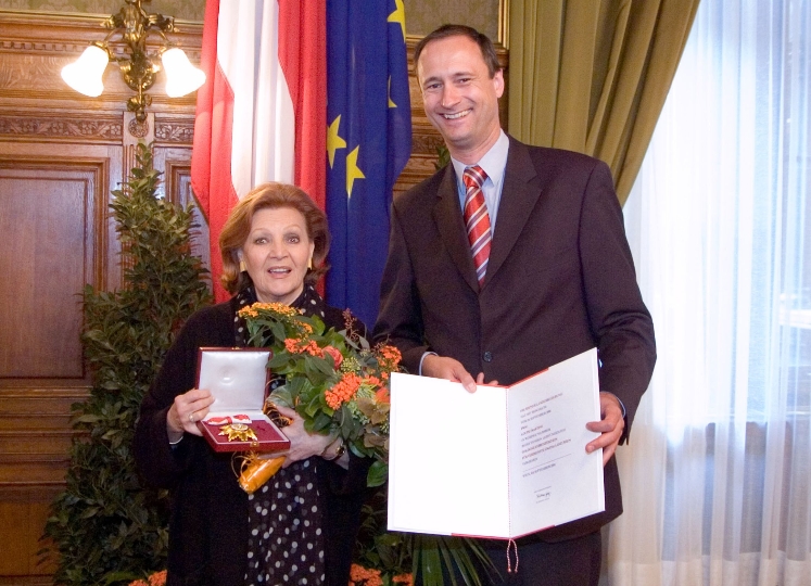 Überreichung des Goldenen Ehrenzeichens des Landes Wien an Louise Martini durch StR. Dr. Andreas Mailath-Pokorny