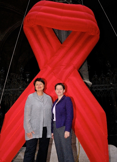 StR. Mag.a Renate Brauner und StR. Mag.a Sonja Wehsely hissen ein riesiges Red Ribbon am Wiener Rathaus