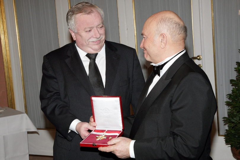 Überreichung des Großen Goldenen Ehrenzeichens für Verdienste um das Land Wien an den Moskauer Bürgermeister Juri Luschkow durch Wiens Bürgermeister Dr. Michael Häupl