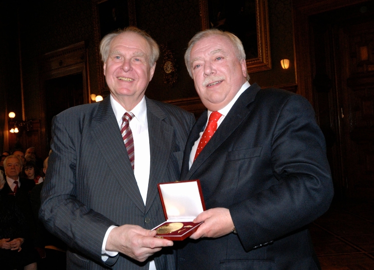 Überreichung der Ehrenmedaille der Bundeshauptstadt Wien in Gold an KR Franz Häußler durch Bürgermeister Dr. Michael Häupl