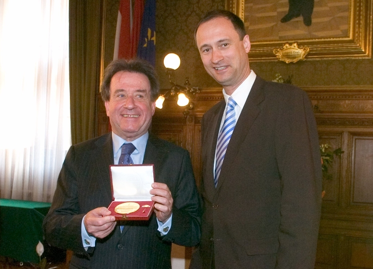 Überreichung der Ehrenmedaille der Bundeshauptstadt Wien in Gold an Rudolf Buchbinder durch StR. Dr. Andreas Mailath-Pokorny