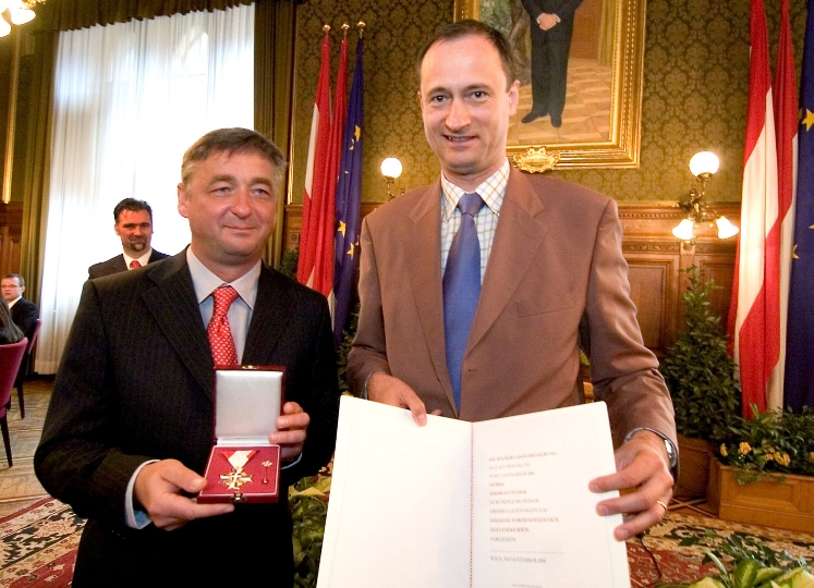 Überreichung des Goldenen Verdienstzeichens des Landes Wien an Andreas Vitasek durch StR. Dr. Andreas Mailath-Pokorny