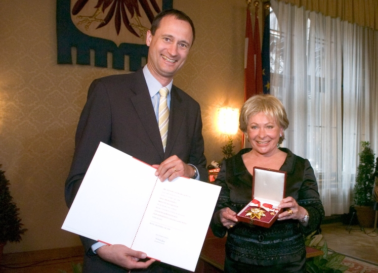 Überreichung des Goldenen Ehrenzeichens für Verdienste um das Land Wien an Brigitte Neumeister durch StR. Dr. Andreas Mailath-Pokorny