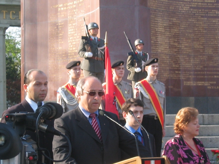 Der Dritte Präsident des Wiener Landtages Heinz Hufnagl vor dem Grabmal des unbekannten Soldaten auf dem Schwarzenbergplatz