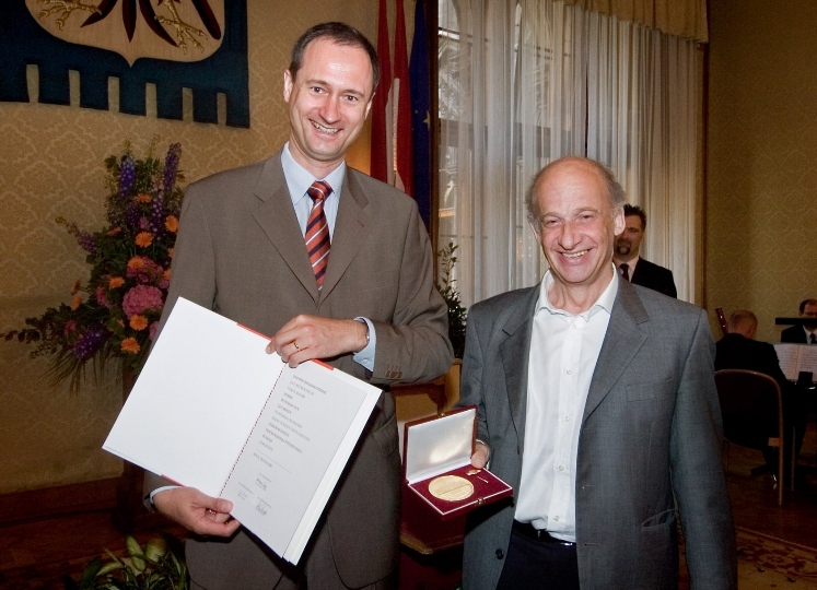 Überreichung der Ehrenmedaille der Bundeshauptstadt Wien in Gold an Luc Bondy durch StR. Dr. Andreas Mailath-Pokorny