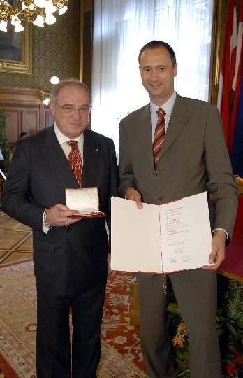 Überreichung der Ehrenmedaille der Bundeshauptstadt Wien in Gold an Dr. Rainer Bischof durch StR. Dr. Andreas Mailath-Pokorny