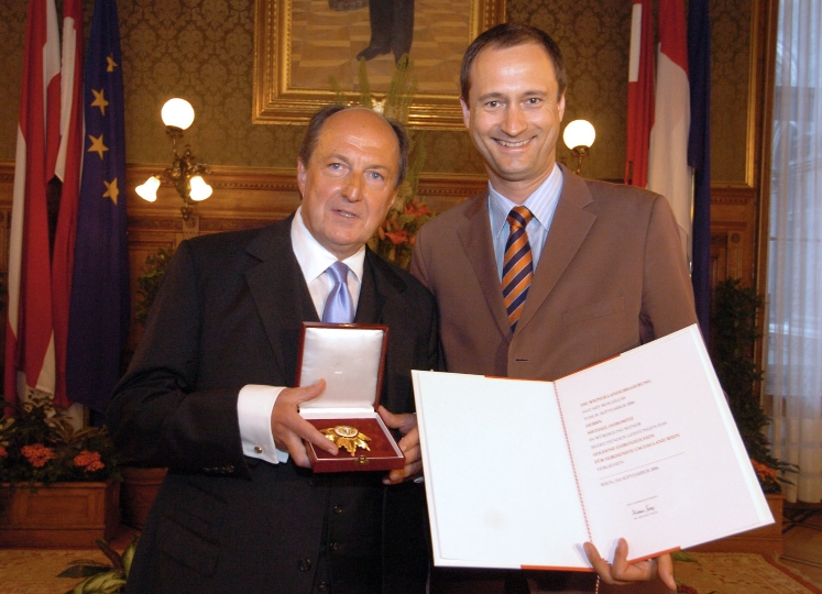 StR. Dr. Andreas Mailath-Pokorny überreicht Michael Horowitz das Goldene Ehrenzeichen
