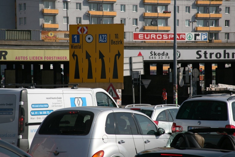 Durch Avisotafeln werden die Autofahrer/innen über die Verkehrsmaßnahmen am Matzleinsdorfer Platz vorinformiert