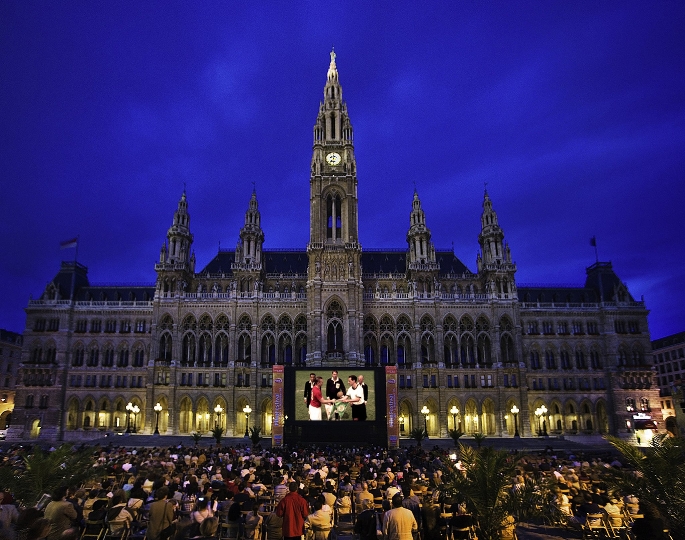 Open Air Kino - das Film Festival auf dem Rathausplatz zeigt bewegende Fußballfilme