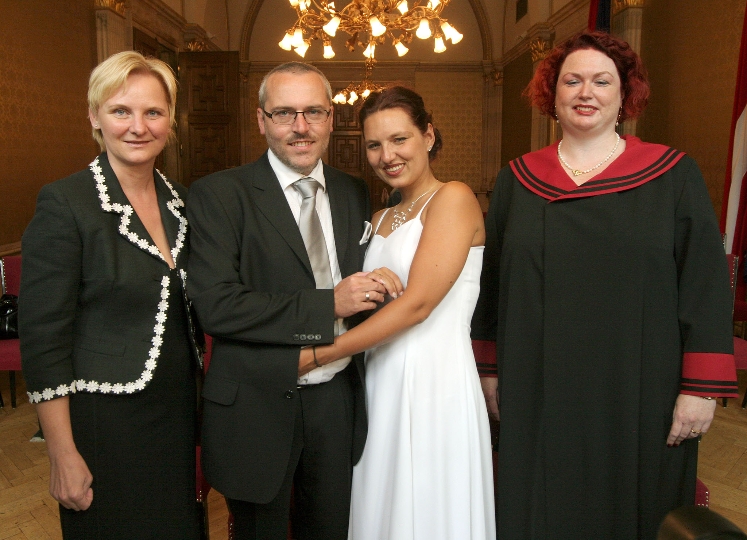 StR. Sandra Frauenberger beglückwünscht Barbara Kisielinski und Ing. Robert Riemer einen Tag vor ihrem großen Tag am Ort der Trauung im Wiener Rathaus