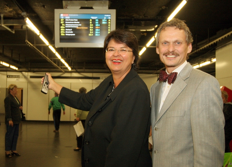Vbgm. Mag.a Renate Brauner und Dr. Michael Lichtenegger bei der Inbetriebnahme des ersten Vorweganzeigers in der U1-Station am Reumannplatz