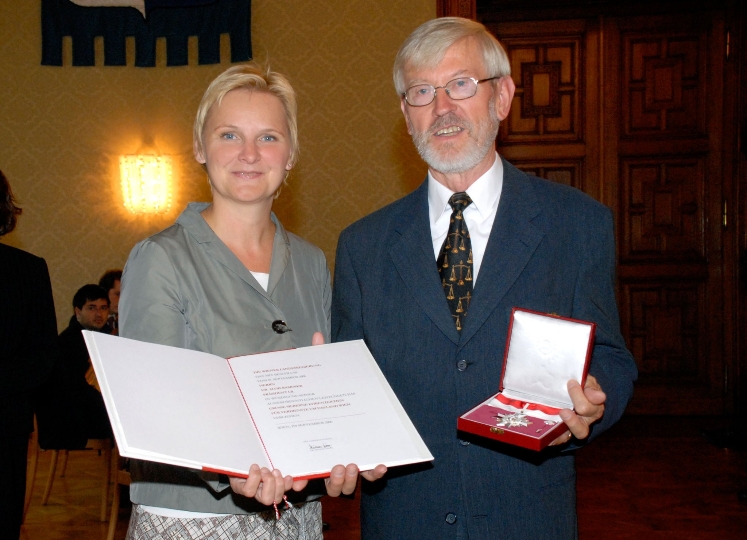 Überreichung des Großen Silbernen Ehrenzeichens an Präsident i.R. Dr. Alois Ramoser durch StR. Frauenberger