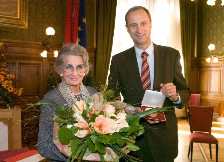 StR. Dr. Andreas Mailath-Pokorny überreicht Lotte Tobisch die Ehrenmedaille der Bundeshauptstadt Wien in Gold