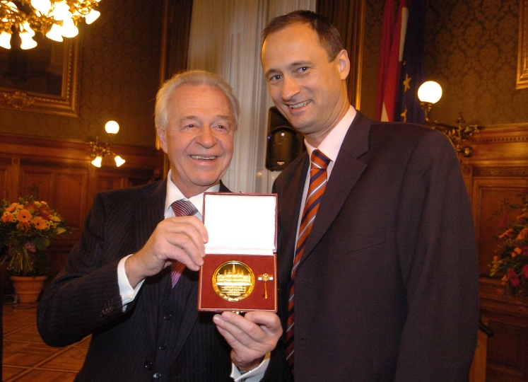 StR. Mailath-Pokorny überreicht Harald Serafin die Goldene Ehrenmedaille