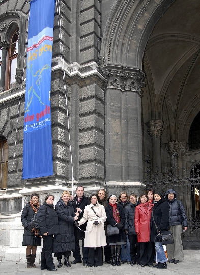 Frauenstadträtin Sandra Frauenberger und VertreterInnen der Gewaltschutzplattform hissen die "16 Tage gegen Gewalt"-Fahne am Wiener Rathaus.