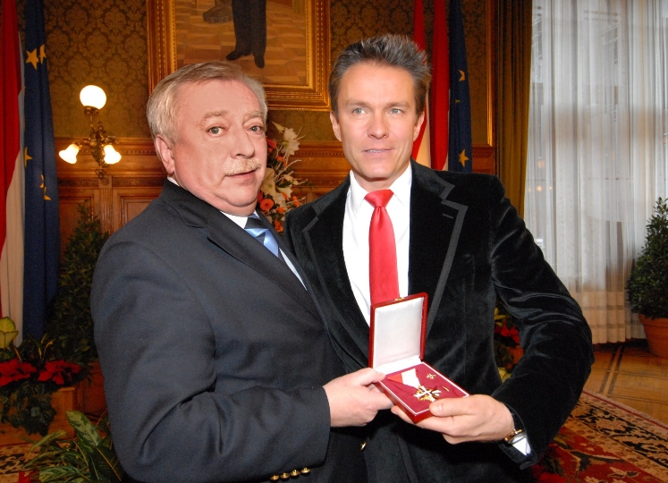 LH Dr. Michael Häupl überreicht Alfons Haider das Goldene Verdienstzeichen des Landes Wien