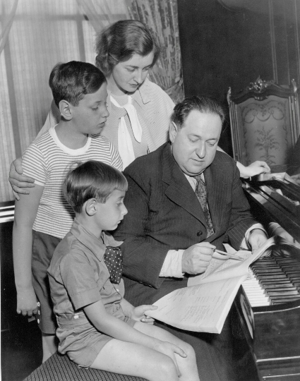 E. W. Korngold mit seiner Frau Luzi und den Söhnen Ernst und Georg im Hotel St. Moritz, New York 1935