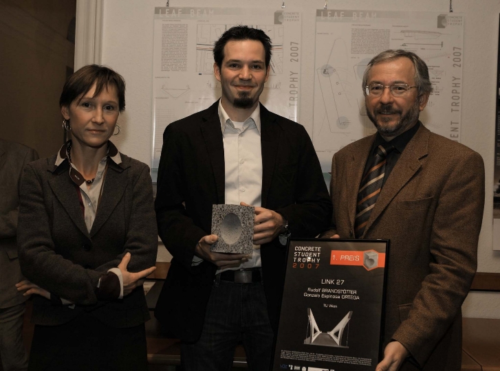 Der Gewinner mit der Juryvorsitzenden Mag. Arch. Silja Tillner und Stadtrat DI Rudi Schicker