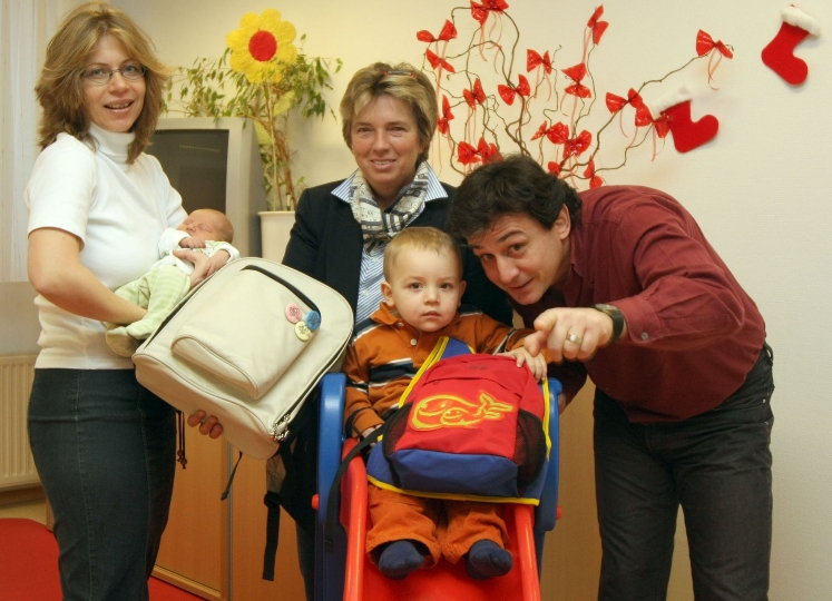 Vbgm. Grete Laska überreicht im Eltern-Kind-Zentrum Längenfeldgasse den 100.000sten Wickelrucksack an eine Wiener Familie