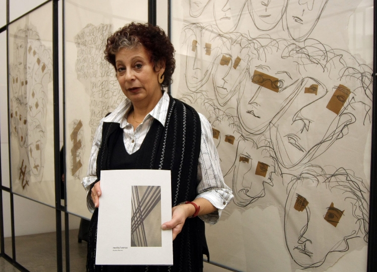 Andrea Morein mit dem Ausstellungskatalog in ihrer Kunst-Installation