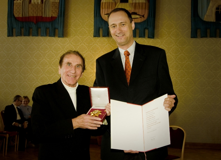 StR. Dr. Andreas Mailath-Pokorny überreicht Herbert Lederer das Goldene Ehrenzeichen