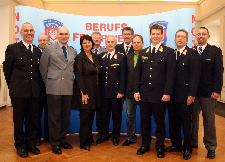 Vizebürgermeisterin und Feuerwehrstadträtin Mag.a. Renate Brauner mit den Branddirektoren der EURO2008-Städte