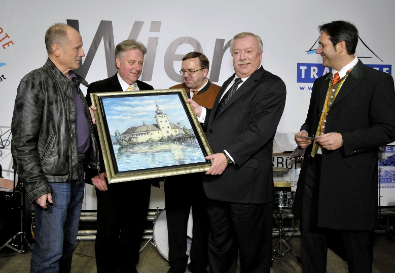 Wiens Bürgermeister Dr. Michael Häupl übergibt Geschenk an Gmundens Bürgermeister Heinz Köppel