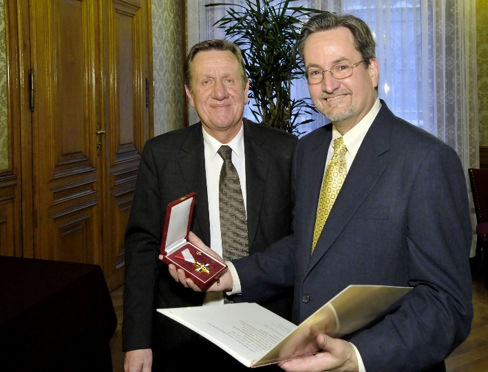 MD Dr. Ernst Theimer überreicht Dr. David Nelson das "Goldene Verdienstzeichen des Landes Wien"