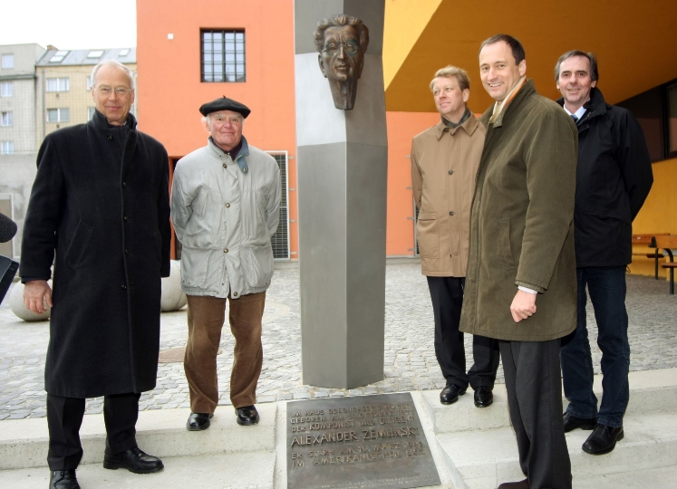 StR. Dr. Andreas Mailath-Pokorny mit BV Gerhard Kubik, Dr. Peter Marboe, Josef Symon und Dr. Thomas Angyan bei der Denkmalenthüllung