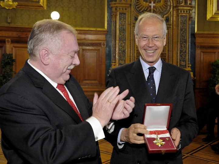 Bgm. Dr. Michael Häupl überreicht Dr. Peter Marboe das Große Goldene Ehrenzeichen für Verdienste um das Land Wien