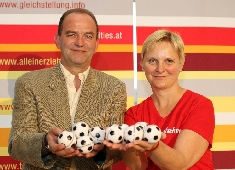 v.li.n.re.: Herbert "Schneckerl" Prohaska, Frauenstadträtin Sandra Frauenberger: Frauen-Fußballabend im Palladium