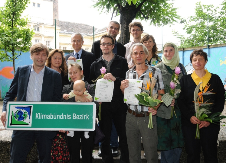 Bezirksvorsteher Blimlinger (links), Jury-Mitglieder und Preisträgerinnen des erstmals vergebenen "Neubauer Klimaschutzpreises"